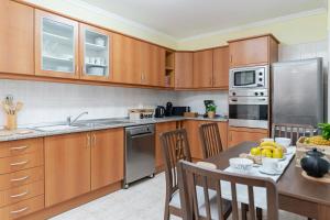 Dapur atau dapur kecil di Caniço V by An Island Apart