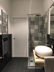 La salle de bains est pourvue d'une douche en verre et d'un lavabo blanc. dans l'établissement MEME'S HOUSE, à Locri