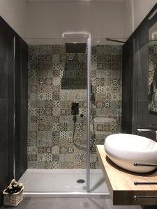 La salle de bains est pourvue d'une douche, d'un lavabo et d'une baignoire. dans l'établissement MEME'S HOUSE, à Locri