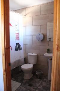 y baño con aseo y lavamanos. en Residencial del Maule, en Linares