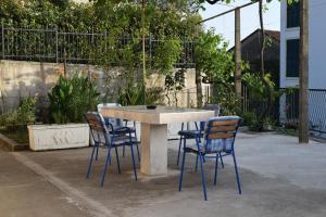 einen Tisch mit 2 Stühlen und einen Tisch mit einem Tisch in der Unterkunft Apartment S&M in Tivat
