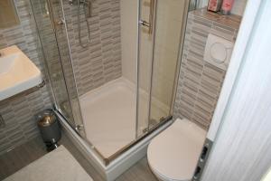 un bagno con doccia, servizi igienici e lavandino di Room with garden a Spalato (Split)