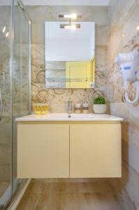 a bathroom with a sink and a mirror at Kapris House in Agios Prokopios