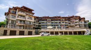 a car parked in front of a large building at Apartment Balchik in Balchik