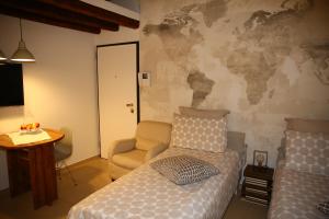 una camera con letto, sedia e scrivania di Masone Home a Modena