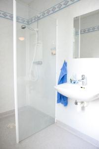 Ванна кімната в Brukshotellet Roma B&B