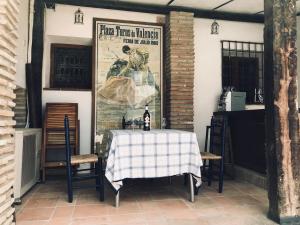 a table with two chairs and a poster on the wall at Apartamento Mirador de Soraya in Granada