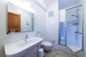 ボズジャ島にあるAika Akvaryumのバスルーム(洗面台、トイレ、シャワー付)