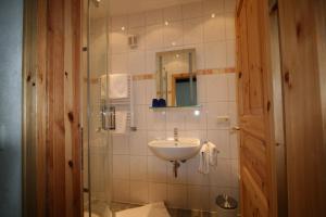 Koupelna v ubytování Hotel Garni Lindenmühle + 26 fotografií