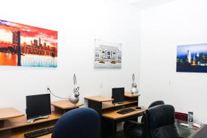 TV a/nebo společenská místnost v ubytování NY Moore Hostel