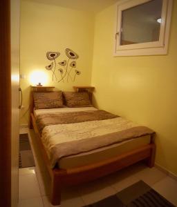 1 dormitorio con 2 camas y ventana en Apartma BaLe, en Kranjska Gora