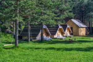 ジャブリャクにあるEco Camp Chalets pod Goromのギャラリーの写真