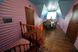 a hallway with pink walls and a table in a room at Аллюр in Krasnyy Voskhod