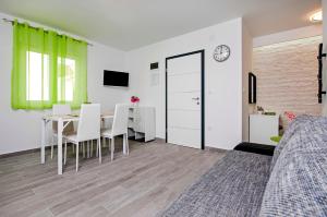 TV a/nebo společenská místnost v ubytování Apartment and Studio Tereza