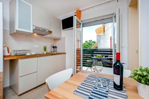 Kuchyň nebo kuchyňský kout v ubytování Apartment and Studio Tereza