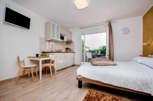 Postel nebo postele na pokoji v ubytování Apartment and Studio Tereza