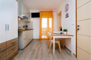 Kuchyň nebo kuchyňský kout v ubytování Apartment and Studio Tereza