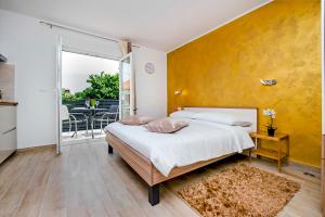 Postel nebo postele na pokoji v ubytování Apartment and Studio Tereza