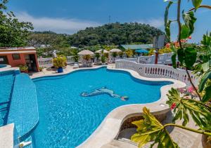Bazén v ubytování Hotel Le Priss nebo v jeho okolí