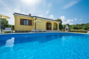 een villa met een zwembad voor een huis bij Villa Carmela in Labin