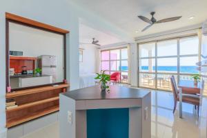 cocina y comedor con vistas al océano en Villa Elena Isla Mujeres, en Isla Mujeres