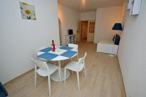 una sala da pranzo con un tavolo e sedie bianche di Sunhouse a Luz
