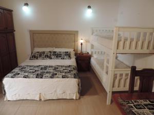 1 dormitorio con 2 literas y escalera en Hosteria Las Piedras en Puerto Madryn