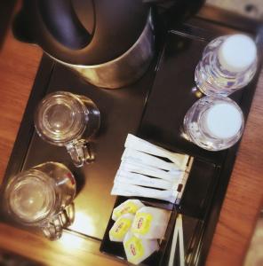 a tray with glasses and napkins on a table at Nafal Hotel Suites in Qal'at Bishah