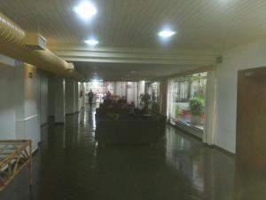 un hall vide avec des canapés et des chaises dans un bâtiment dans l'établissement Flat - Palladium Apart Service, à São Vicente