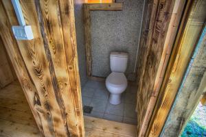 Koupelna v ubytování Eco Camp Chalets pod Gorom