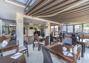 En restaurant eller et andet spisested på Marina Apartamenty & Pokoje