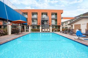 בריכת השחייה שנמצאת ב-Travelodge Inn & Suites by Wyndham Anaheim on Disneyland Dr או באזור