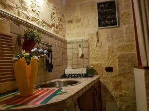 トラーニにあるGuesthouse A Casina b&bのシンクとカウンタートップのあるキッチン +68枚の写真