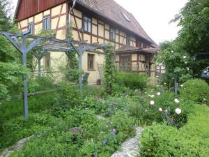 a garden in front of a house with a building at Appel-Ranch in Bockelwitz