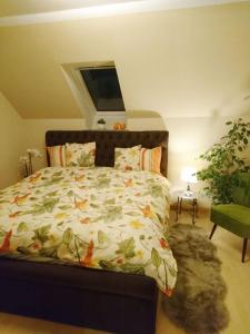 um quarto com uma cama com uma grande colcha em Ferienwohnung zur Himmelsscheibe em Ziegelroda