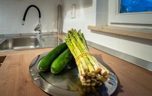 un plato de espárragos y pepinos en un mostrador de cocina en Beach Suite Nina, en Rab 94 fotos más