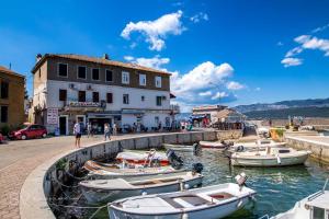 eine Gruppe von Booten liegt in einem Hafen vor Anker in der Unterkunft Holiday House Palma in Dobrinj
