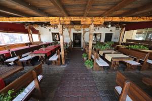 Reštaurácia alebo iné gastronomické zariadenie v ubytovaní Apartmani Postimana