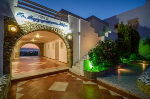 una vista exterior de una casa con un arco en Margaritari Hotel, en Agia Anna de Naxos