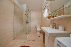 Ένα μπάνιο στο Passage Apartments +29 φωτογραφίες