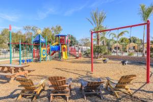 Ο χώρος παιχνιδιού για παιδιά στο Flying Flags RV Resort & Campground