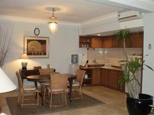 Private Apartments at Jayakarta Resort tesisinde mutfak veya mini mutfak