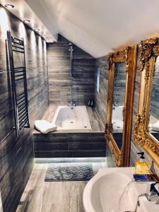 O baie la Luxury Apartment