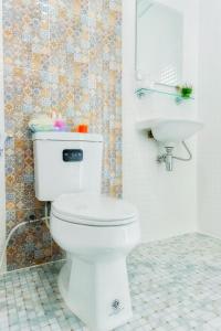 曼谷的住宿－Be My Guest 36，浴室配有白色卫生间和盥洗盆。