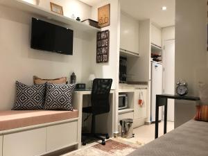 a room with a desk and a computer in a room at Studio Augusta in Sao Paulo