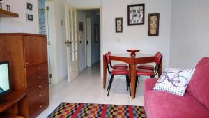 Walk Aveiro في أفيرو: غرفة معيشة مع أريكة حمراء وطاولة