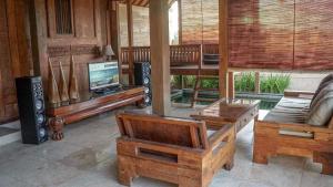 Μια τηλεόραση ή/και κέντρο ψυχαγωγίας στο Intan Mutiara Sanur Beach Villa