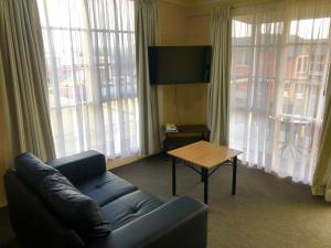 TV a/nebo společenská místnost v ubytování Sheffield Motor Inn