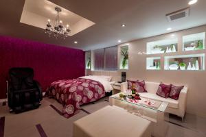 町田市にあるレステイ 小野路（大人専用）の紫の壁のベッドルーム1室(ベッド1台付)