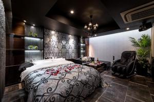 Restay Onoji (Adult Only) في ماتشيدا: غرفة نوم بسرير كبير وكرسي